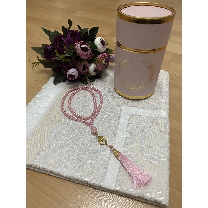 

Çeyizlik Gift Boxed Prayer Rug Seti Luxury Taffeta Prayer Mat, Pearl Rosary 70x120 Cm Made in Turkey