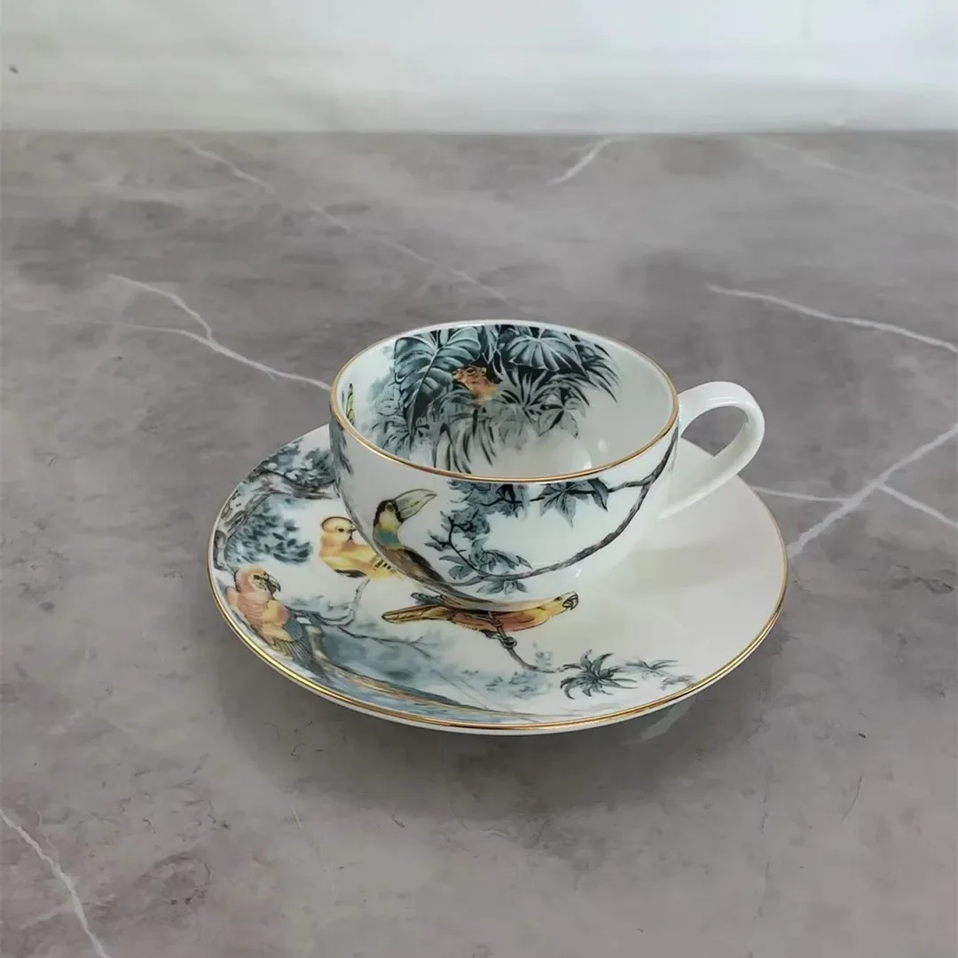 

Набор керамических кофейных чашек и тарелок для домашнего использования. Идеально подходит для ежедневной домашней столовой и сервировки кофе.