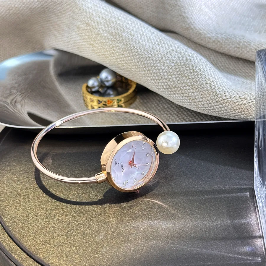 นาฬิกาข้อมือผู้หญิงหรูหราสีโรสโกลด์ หน้าปัดเล็ก สายแบบกำไลข้อมือ ประดับเพชรเทียม ดีไซน์แบรนด์ดัง สไตล์วินเทจ ไข่มุกเทียม นาฬิกาควอตซ์