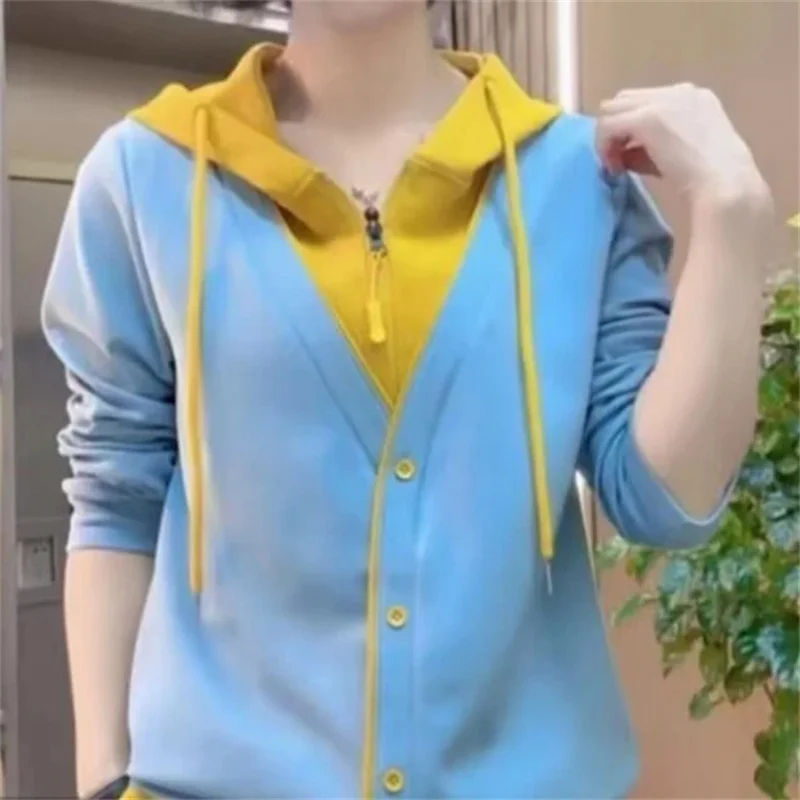 

2025 Spring Autumn Hooded Fashion Short Coat Female Casual All-Match Loose Fake Two Pieces Casual Loose Contrast Ladies Tops