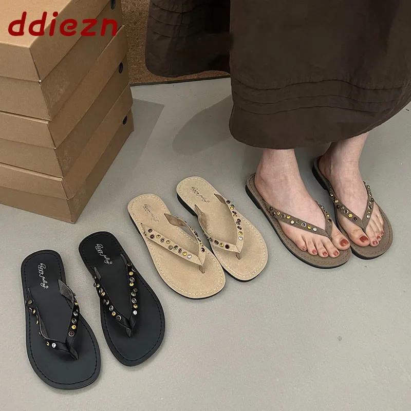 Neue Sommer-Strand-Flip-Flops, flache Schuhe für Damen, runde Zehenpartie, modische Nieten-Sandalen, Damen-Slipper, Damenschuhe