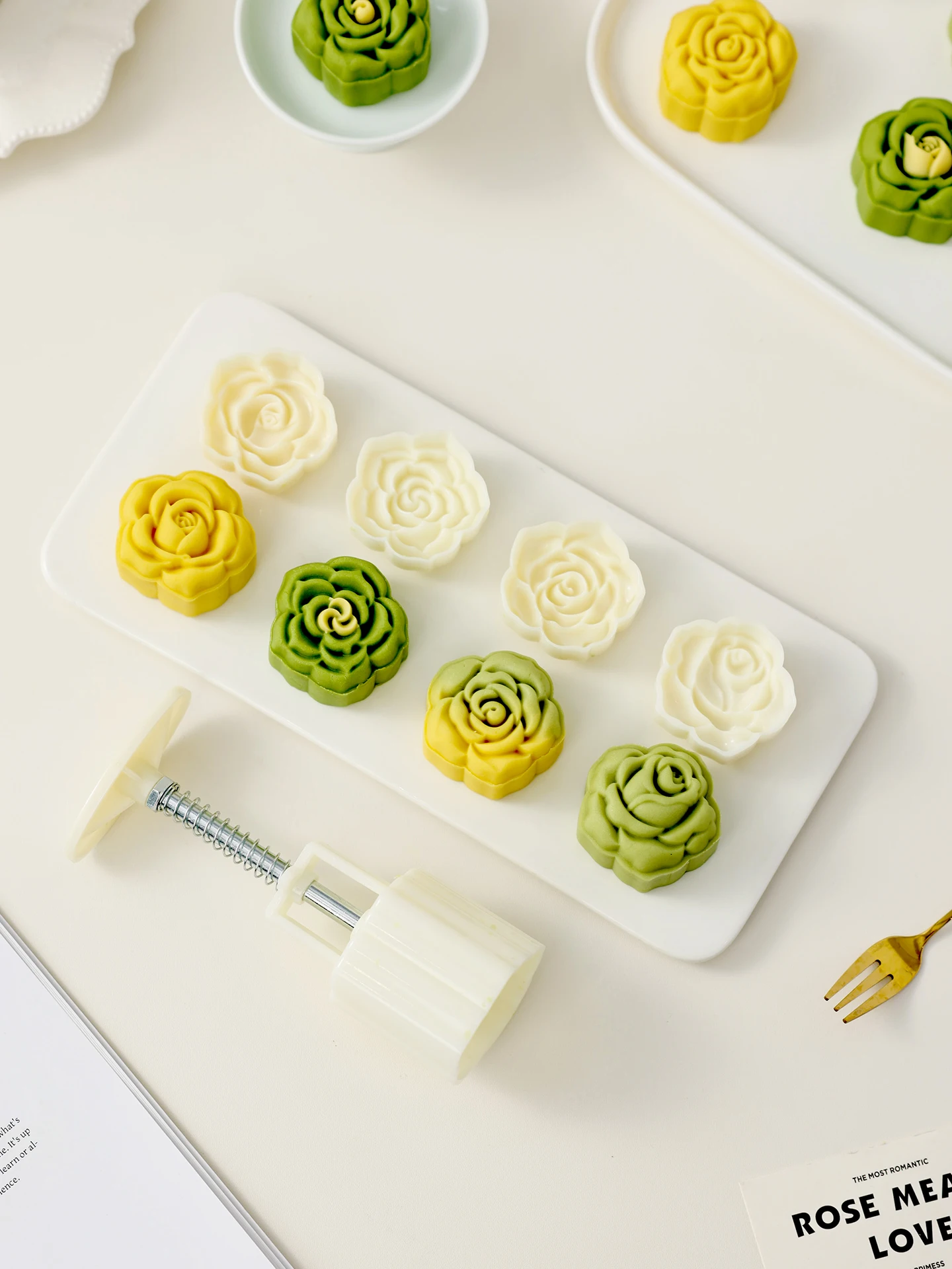 molde-profissional-de-cozinha-para-bolo-de-feijao-verde-prensado-a-mao-mooncake-novo-sobremesa-de-flor-de-rosa-massa-de-inhame-e-pele-de-gelo-50g