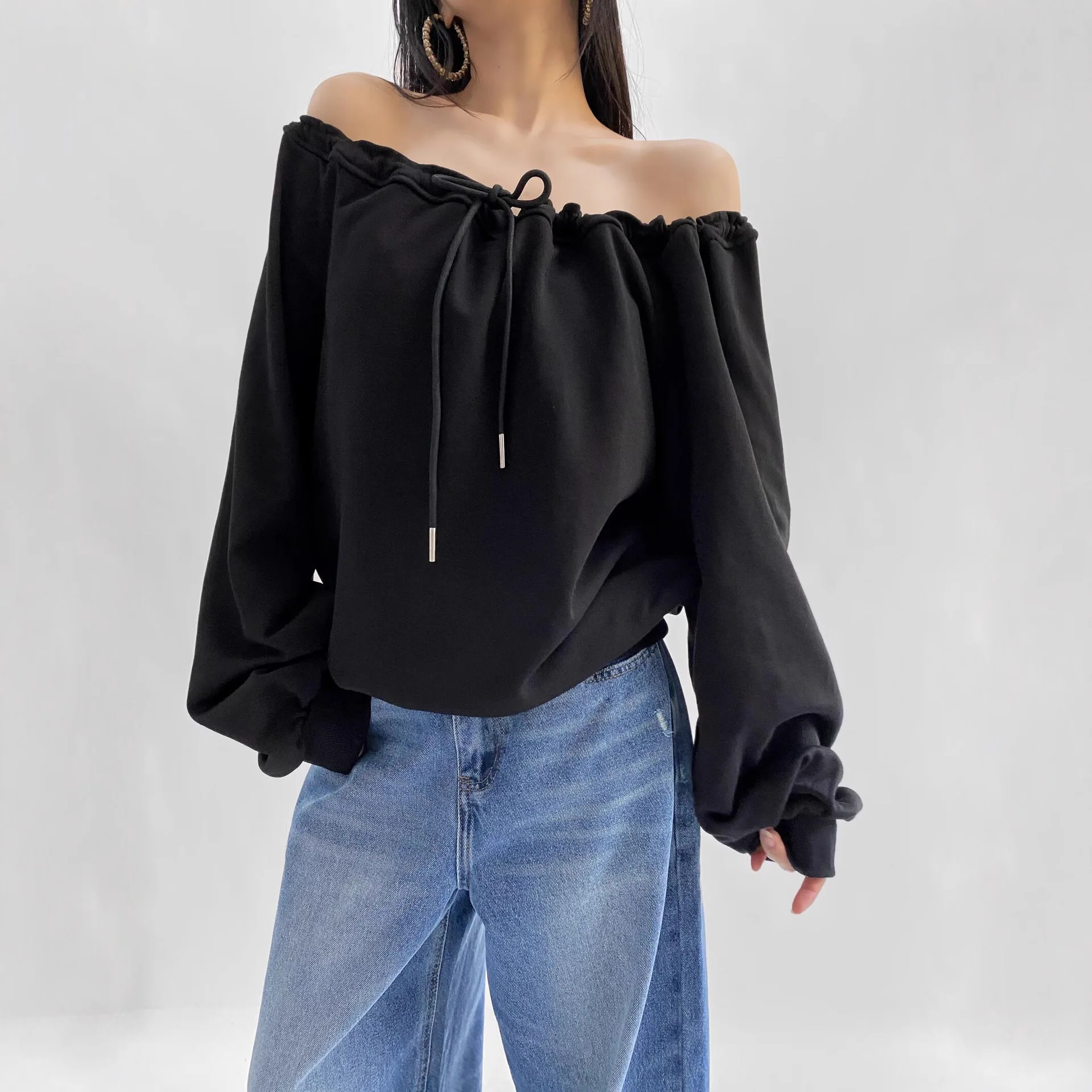 Sudadera con capucha de manga larga con cordón y hombros descubiertos para mujer, Top holgado de moda de otoño con diseño de chica picante