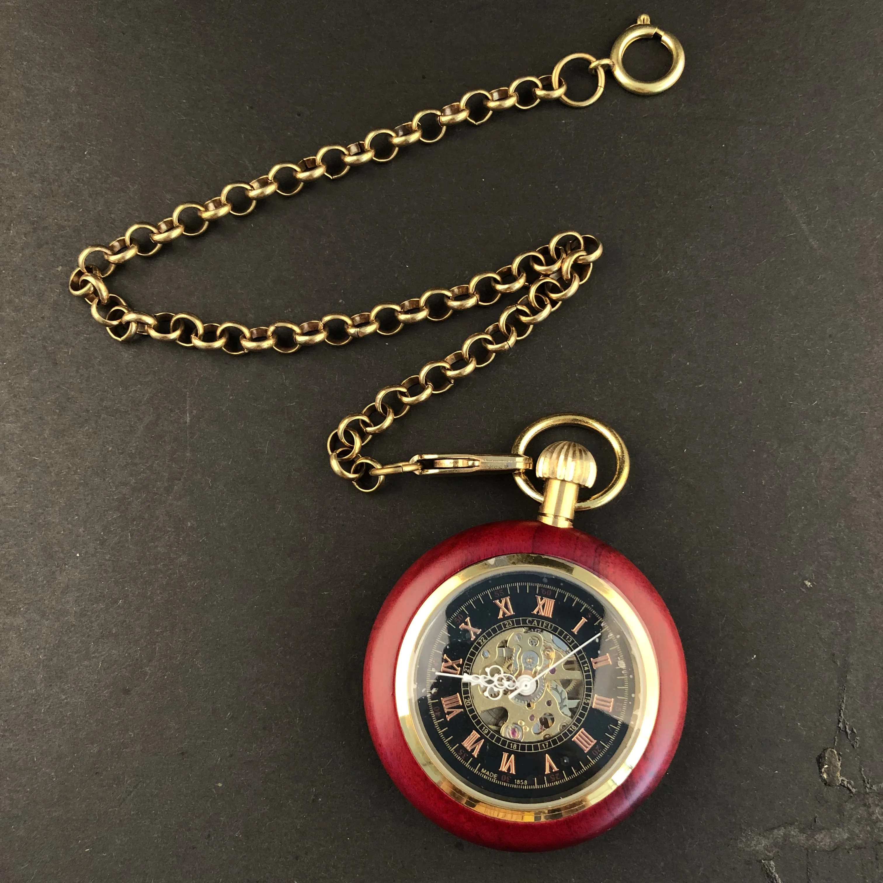 Reloj de bolsillo mecánico con números romanos de madera roja, colgante de cara abierta, cadena colgante de bobinado a mano antigua, bronce duradero, masculino