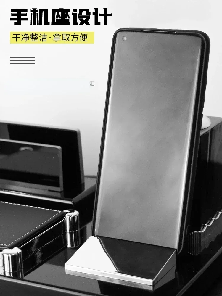 Escritorio de oficina de jefe de calidad superior en la mesa, adornos de estante de calendario, portalápices de papelería moderno de alta gama de madera para enviar