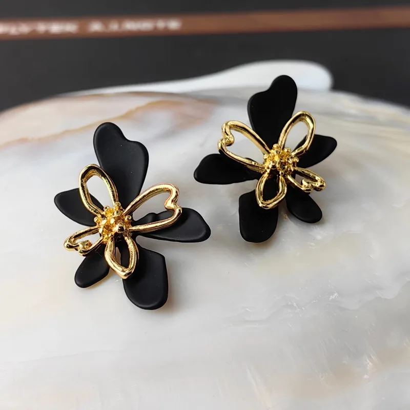 

Vintage flower vacation ladies stud earrings