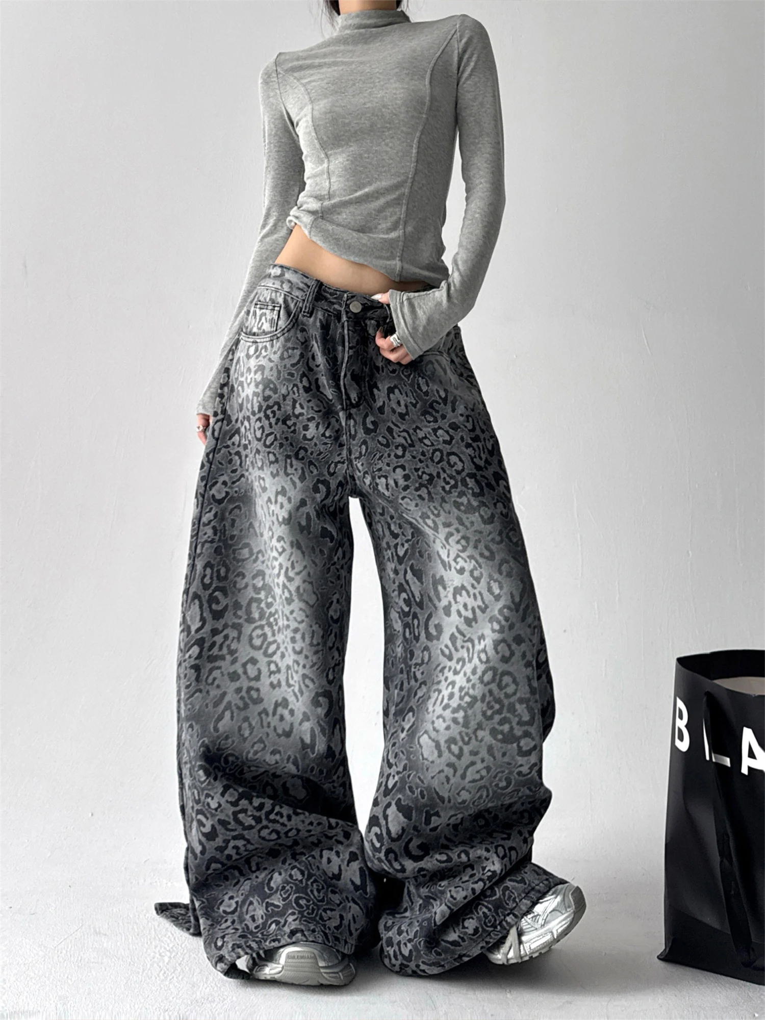 

Women's Y2K Streetwear Oversized Baggy Jeans Gray Leopard Print Wide Leg Denim Trousers with Button Details Casual Fashion Pants