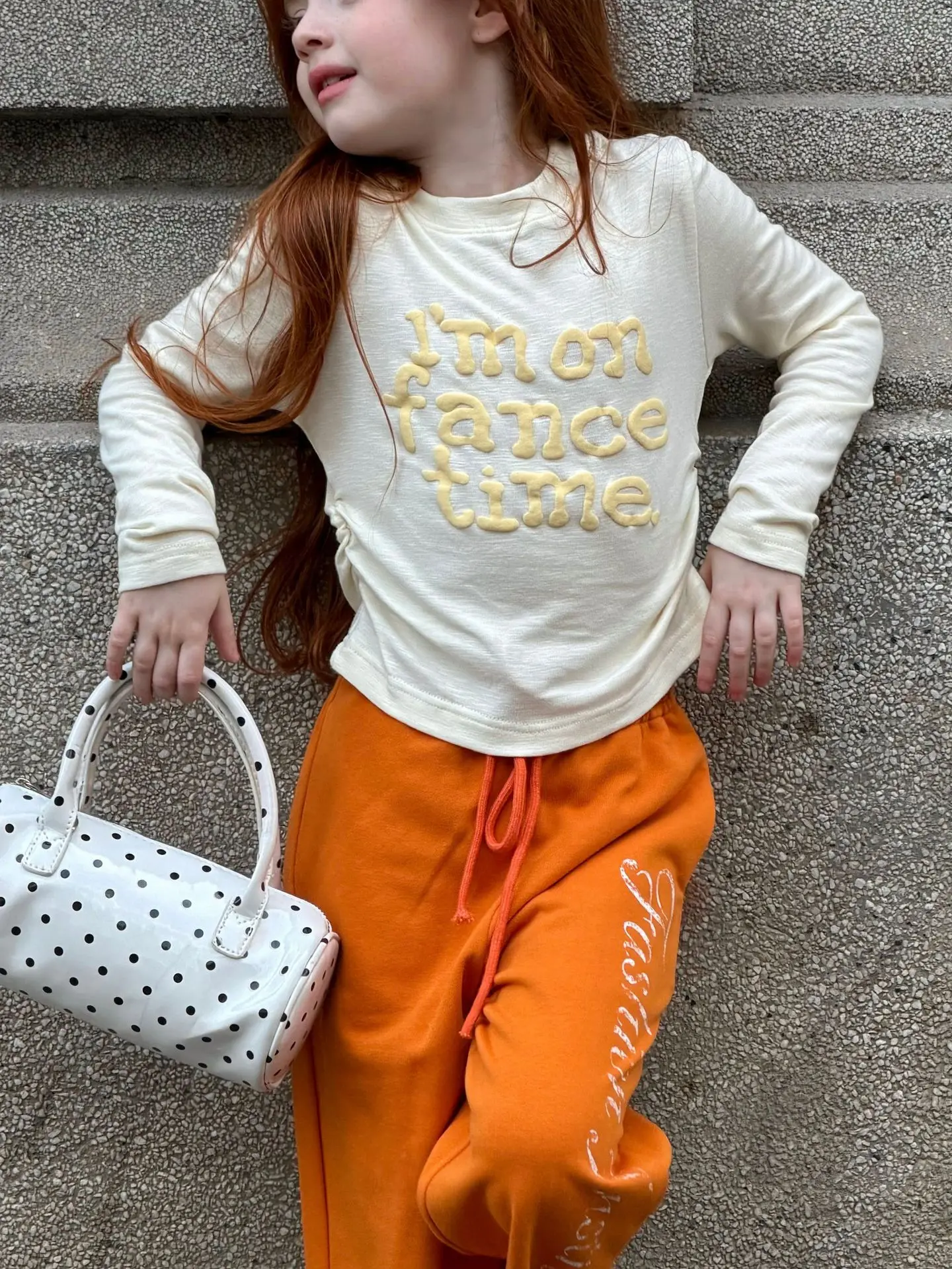 camiseta-feminina-de-manga-longa-em-algodao-colecao-outono-2026-versatil-sem-capuz-gola-redonda-macia-com-estampa-de-letras-e-estampa-em-espuma-estilo-moderno-e-inovador