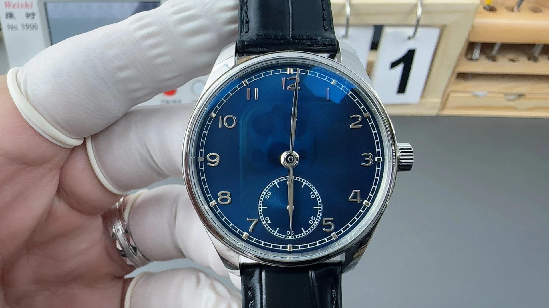 

Customized watch, 40mm, sapphire glass mirror, custom integrated movement, leather strap
