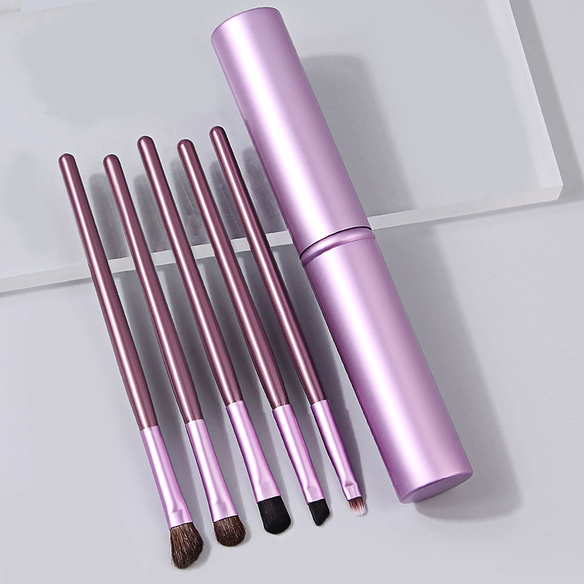Un ensemble de 5 pinceaux de maquillage pour les yeux multifonctionnels, bloc de bois exquis et doux + 1 support de rangement portable en tube d'aluminium pour voyage