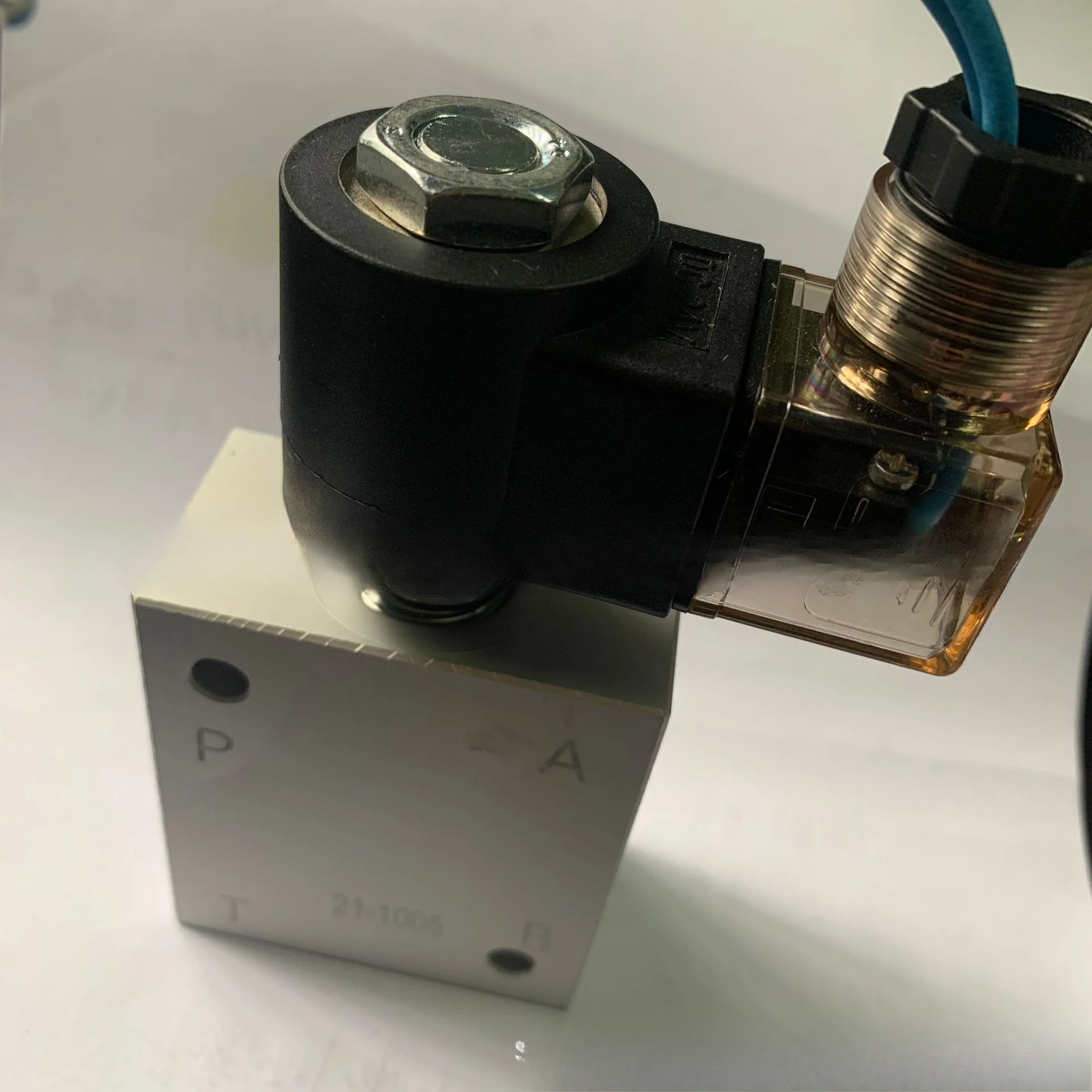 Valvola a tappo filettato a quattro vie a due posizioni SV08-241 Valvola idraulica direzionale elettromagnetica