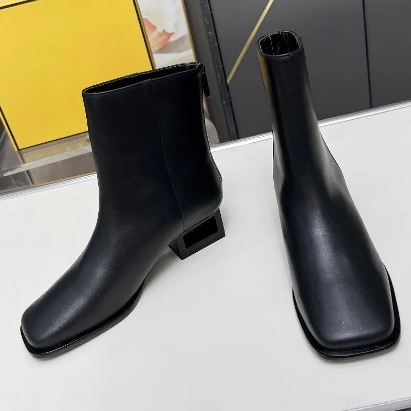 

Высококачественные женские туфли с квадратной головой и пухлой фигурой, роскошные и элегантные кожаные короткие сапоги 25031712.