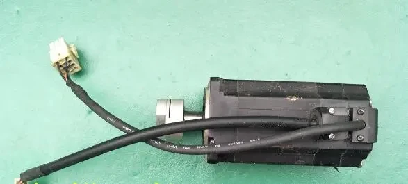 2004-RZ04BA1AN3    SERVO MOTOR  ,  In good working condition, free shipping   a
