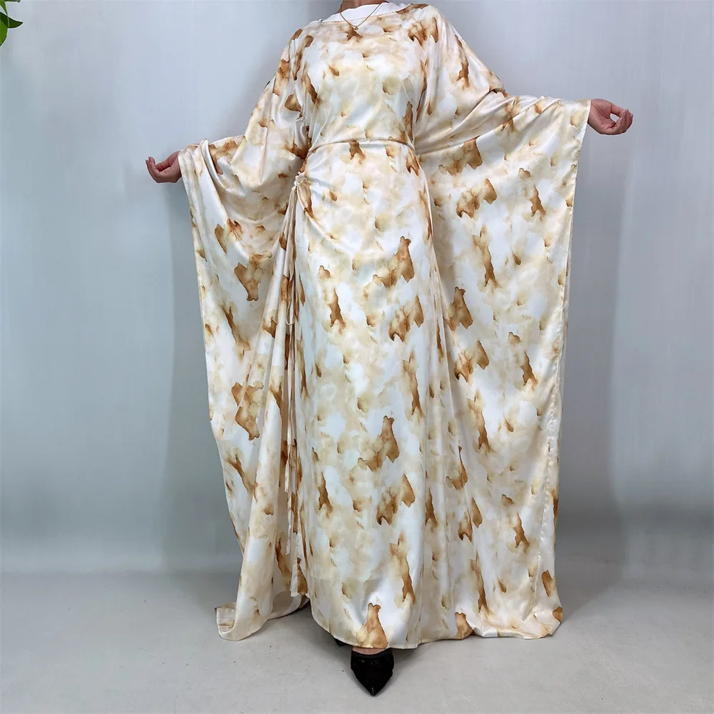 Damesmode satijnen bedrukte moslimjurk met trekkoord in de taille, elegante lange jurk