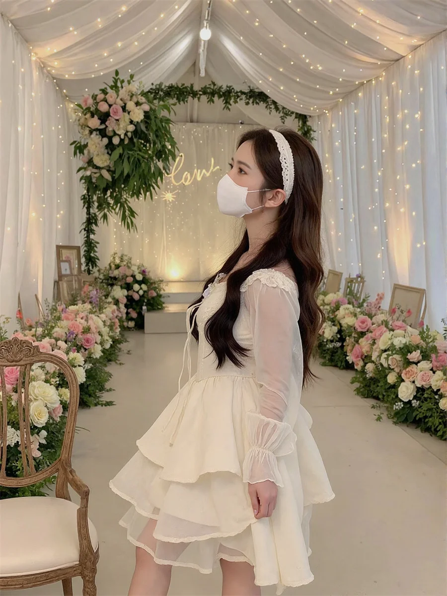 فستان نسائي أبيض بفيونكة على شكل حرف a بلون سادة وأكمام مضيئة ورقبة على شكل حرف v من التل المطرز بتفاصيل دائرية رائعة للسيدات طويلة