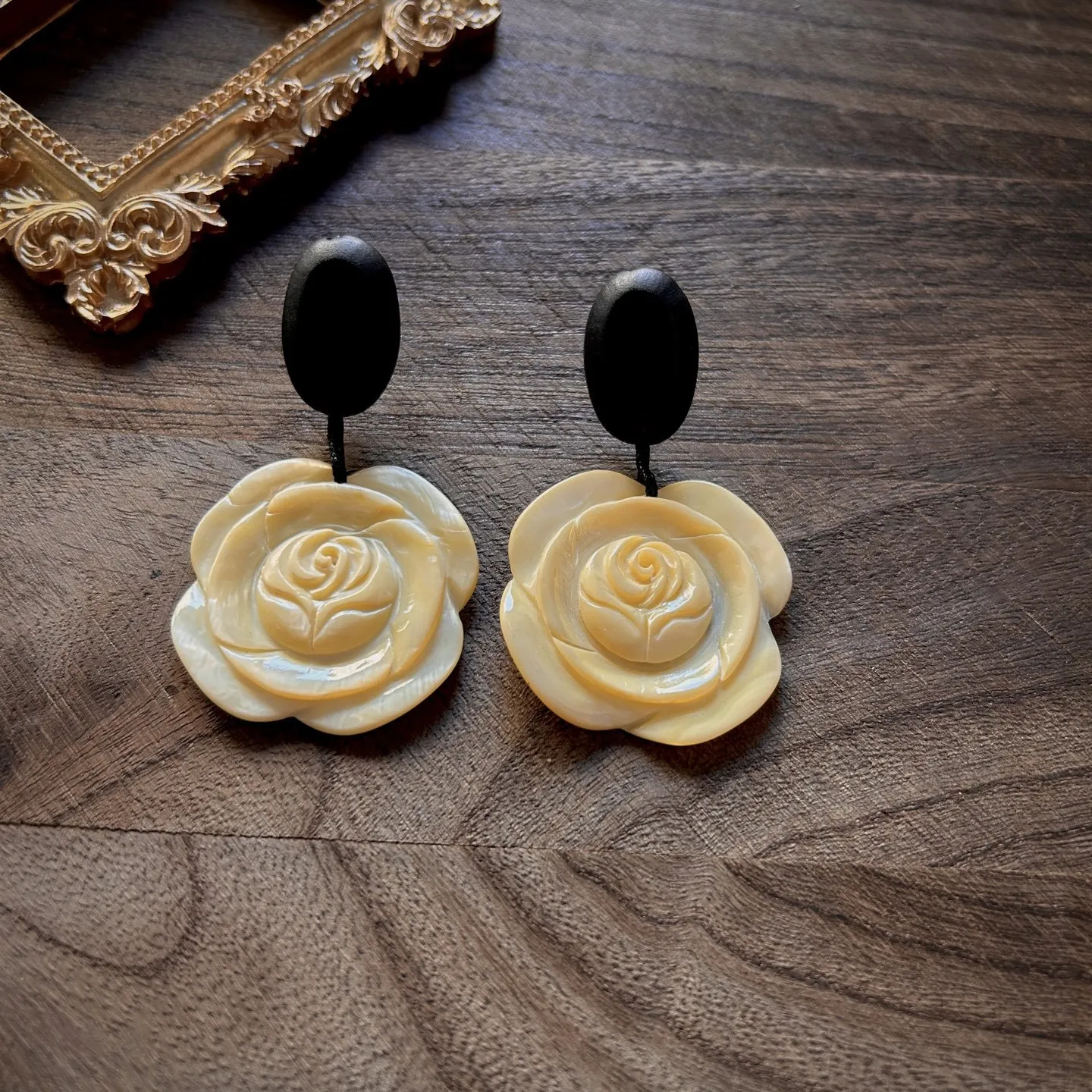 Monies wind natural shell carving yellow flower exaggerated big stud earrings, fried street retro 2025 new ears