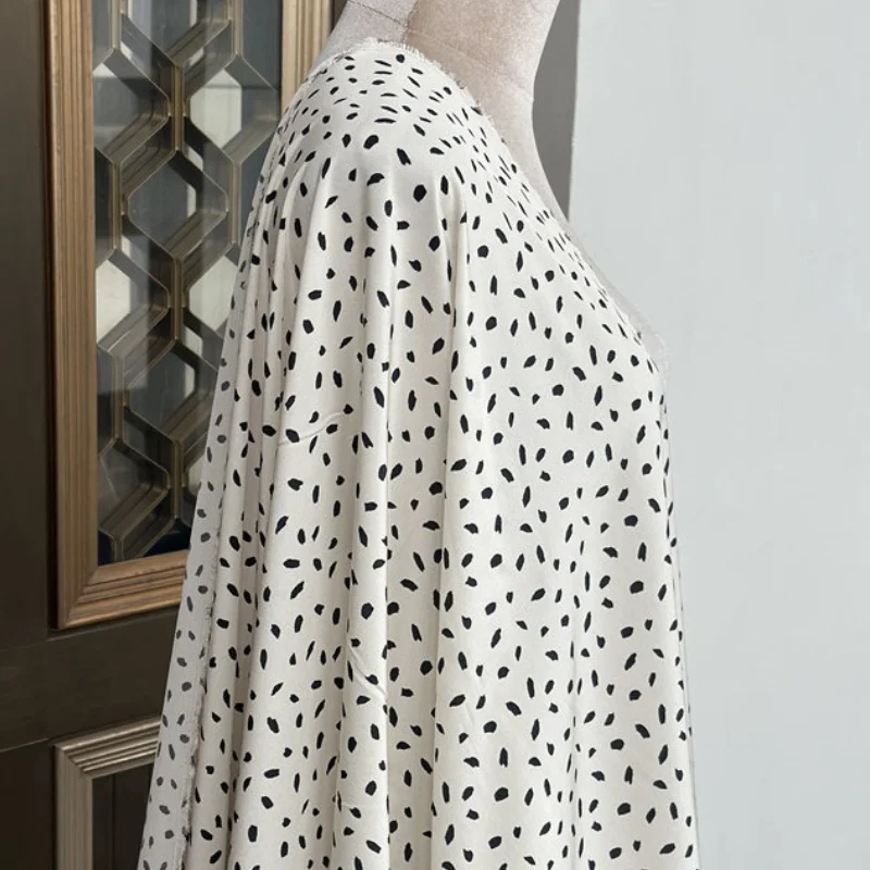 

1 метр 100% шелковой ткани из тутового шелкопряда, 18 момме, плотная, белая с черным принтом, ширина 138 см (54 дюйма), продается на метраж, JN725