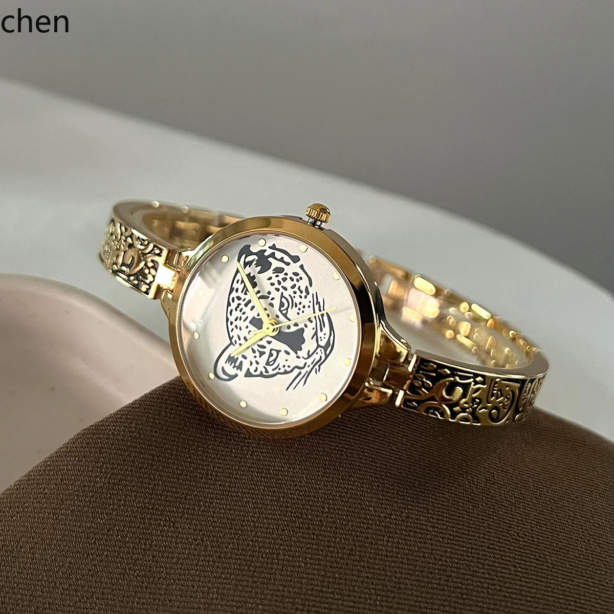 

W5.9 women's watch: exquisite, stylish, luminous, and uniquely designed
