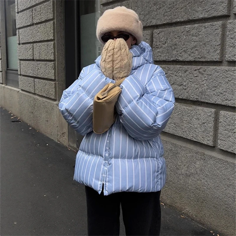 سترة مبطنة مخططة للنساء 2025 مع قلنسوة سميكة وأكمام طويلة معطف دافئ فضفاض مناسب ملابس شتوية غير رسمية موضة ملابس الشارع الشهير