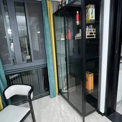 Italienska exklusiva Sense-vinskåp för vardagsrum med glasdörr, minimalistiska ljusa lyxiga barmöbler, vitrinskåp 8 best sales skåp med glasdörr - №8