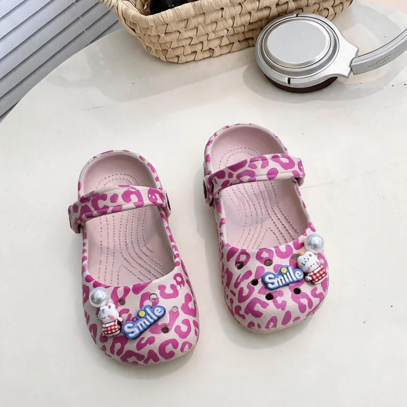 A pair of children's pearl flower Mary Jane clogs,adjustable heel strap,thick EVA anti-slip sweet slides KH-k692-3
