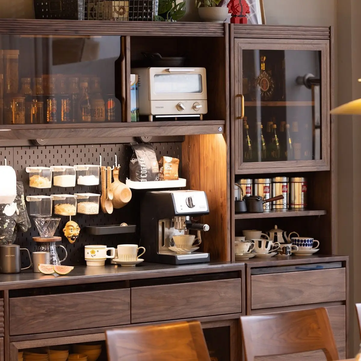 Armadietto laterale in noce nera nordica per riporre il ristorante domestico