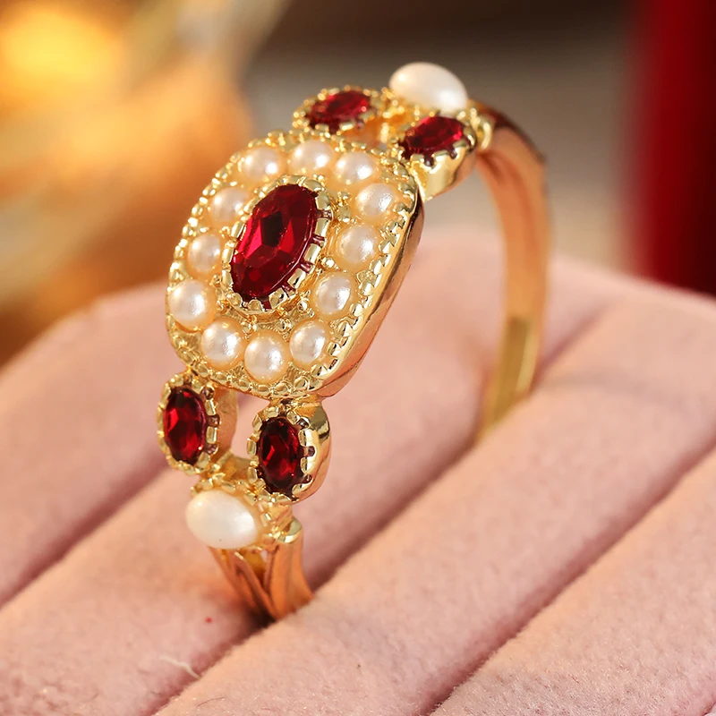 Vintage-Ring für Damen mit Eingelegten Imitationsperlen und Roten Zirkonia, Ethnischer Goldfarben-Geometrie-Schmuck für Alltag und Partys, Jubiläumsgeschenk – Detail 1