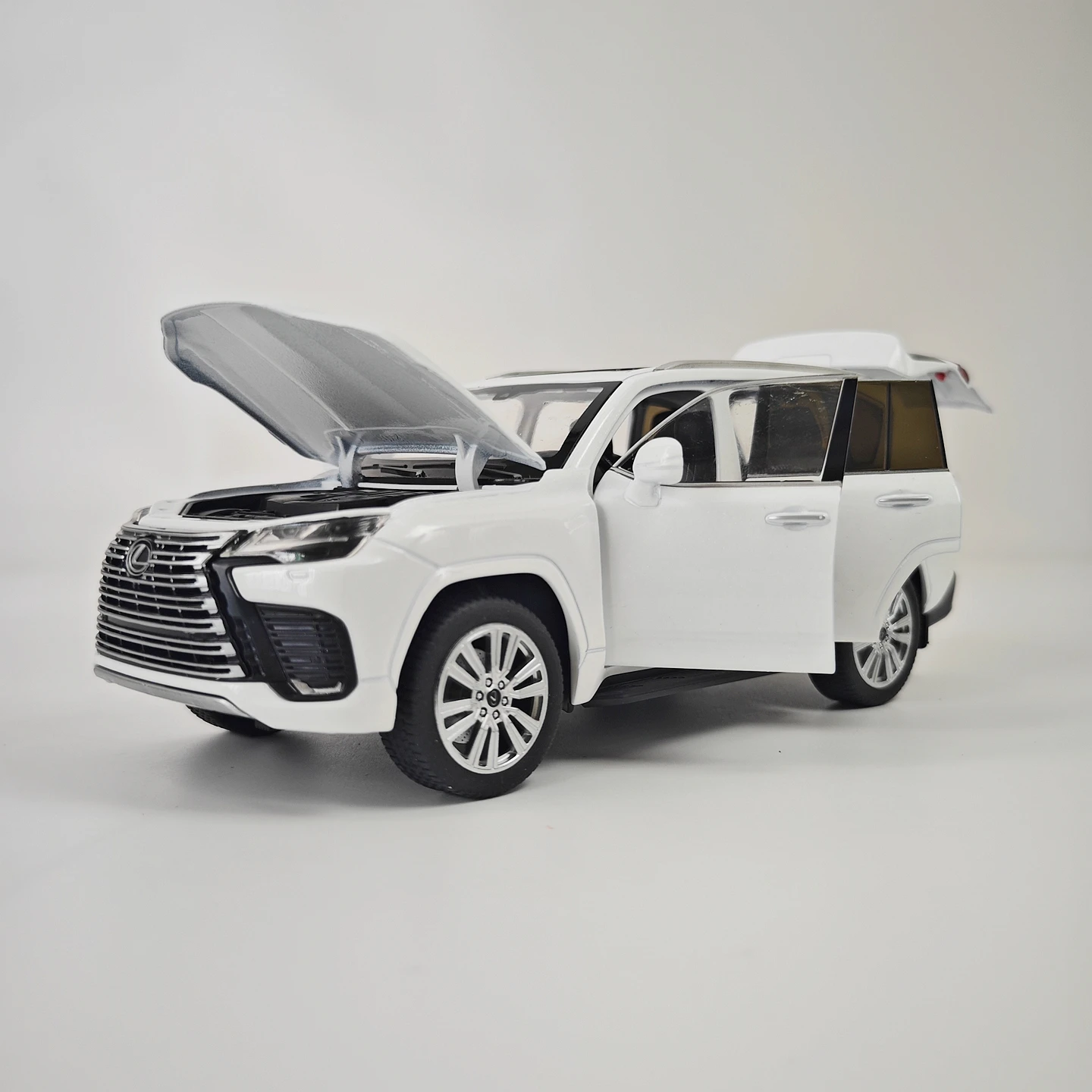 1/24 Lexus LX 2024 alloy car model, doors and engine hood, trunk can be opened with sound and light, off-road vehicle view 2