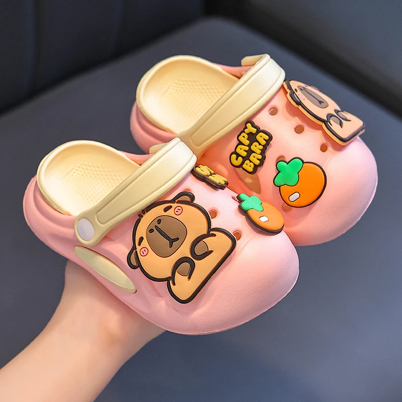 A pair of children's hole shoes cartoon cute Bala and tomato wear Baotou sandals indoors and outdoors, which are light and comfo