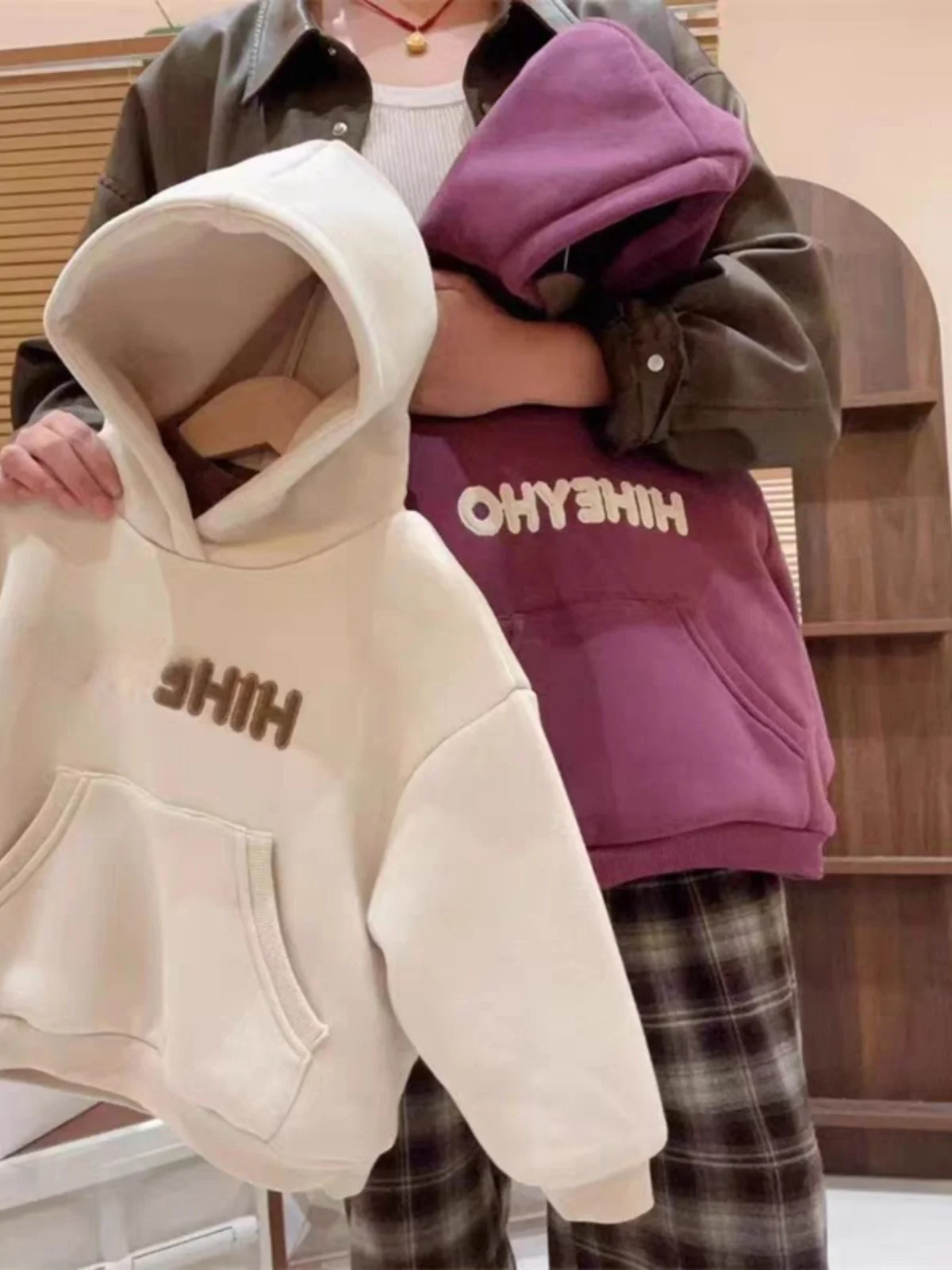 

Корейская толстовка на подкладке с капюшоном на подкладке, детская одежда для девочек, модный брендовый удобный пуловер из смеси хлопка с буквенным принтом, топ