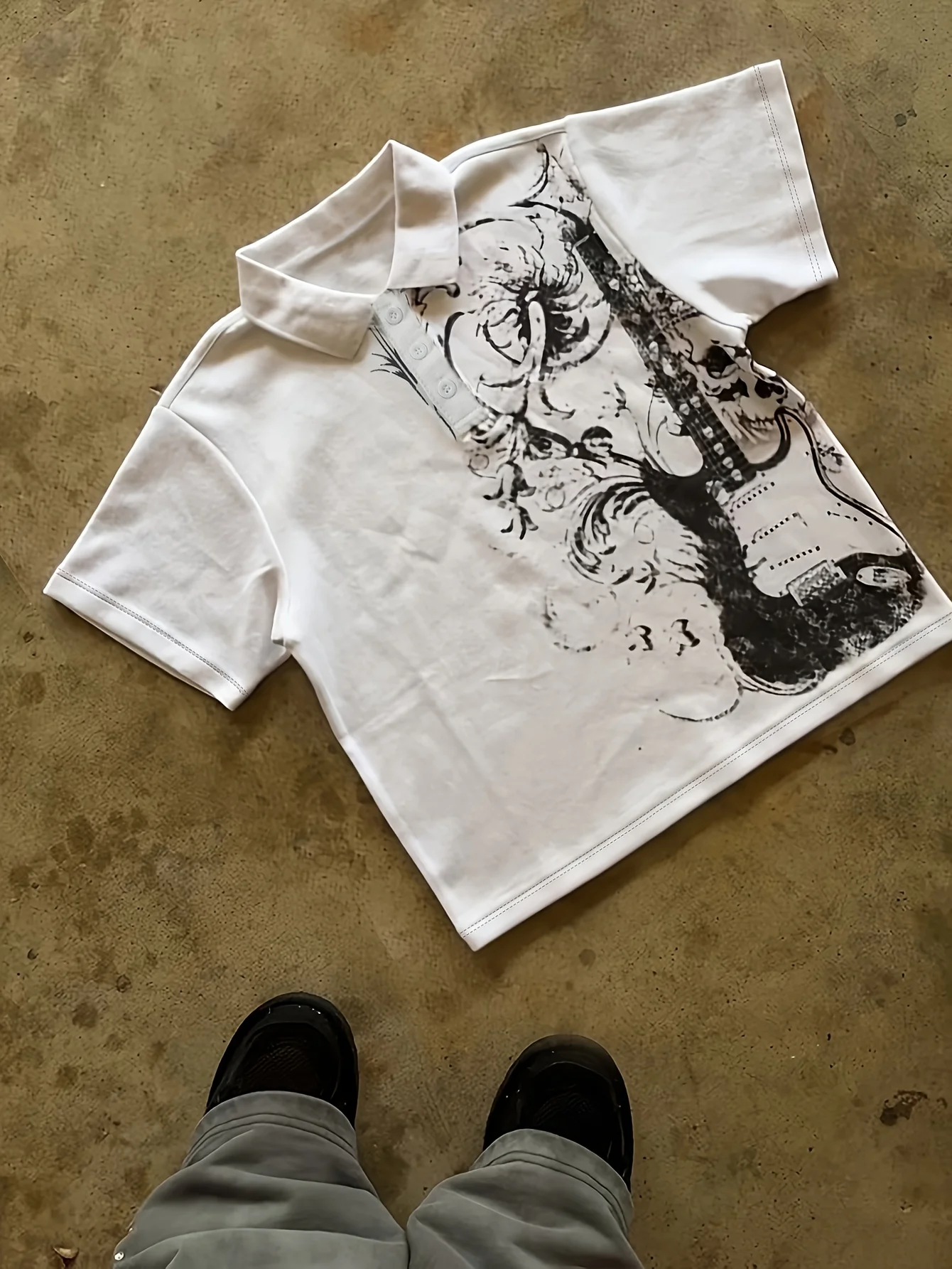 Herren Weißes Kurzarm-Poloshirt mit Punk-Gitarren-Print, Y2K Amerikanischer Trendiger Streetwear-Stil, Modisches Retro-Klassiker-Shirt – Detail 4