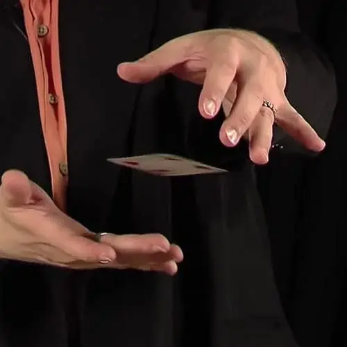 Truco de cartas Hummer del mago Aka, tarjetas de colibrí, primer plano, usando hilo Invisible y cera giratoria, truco de magia flotante