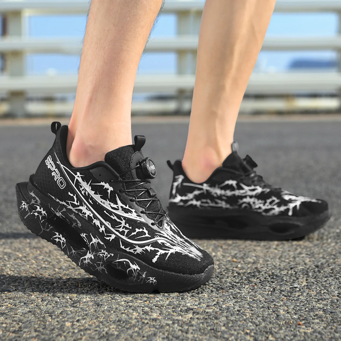 Herren-Laufschuhe, Tennisschuhe, trendige Laufschuhe mit Carbonplatte und Knopfverschluss für alle Jahreszeiten, personalisierte Sportschuhe mit Dornenmuster und atmungsaktivem Mesh-Material, Laufschuhe mit hohem Rückprall und dicker Sohle, rutschfest und abriebfest. – Detail 28