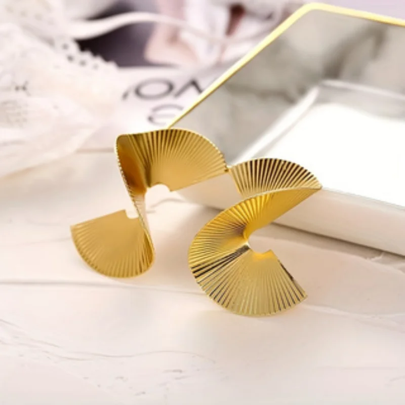 1 Pair of Metal Geometric Exaggerated Statement Earrings, Punk Fashion Fan-Shaped Twisted Earrings Women's Accessories