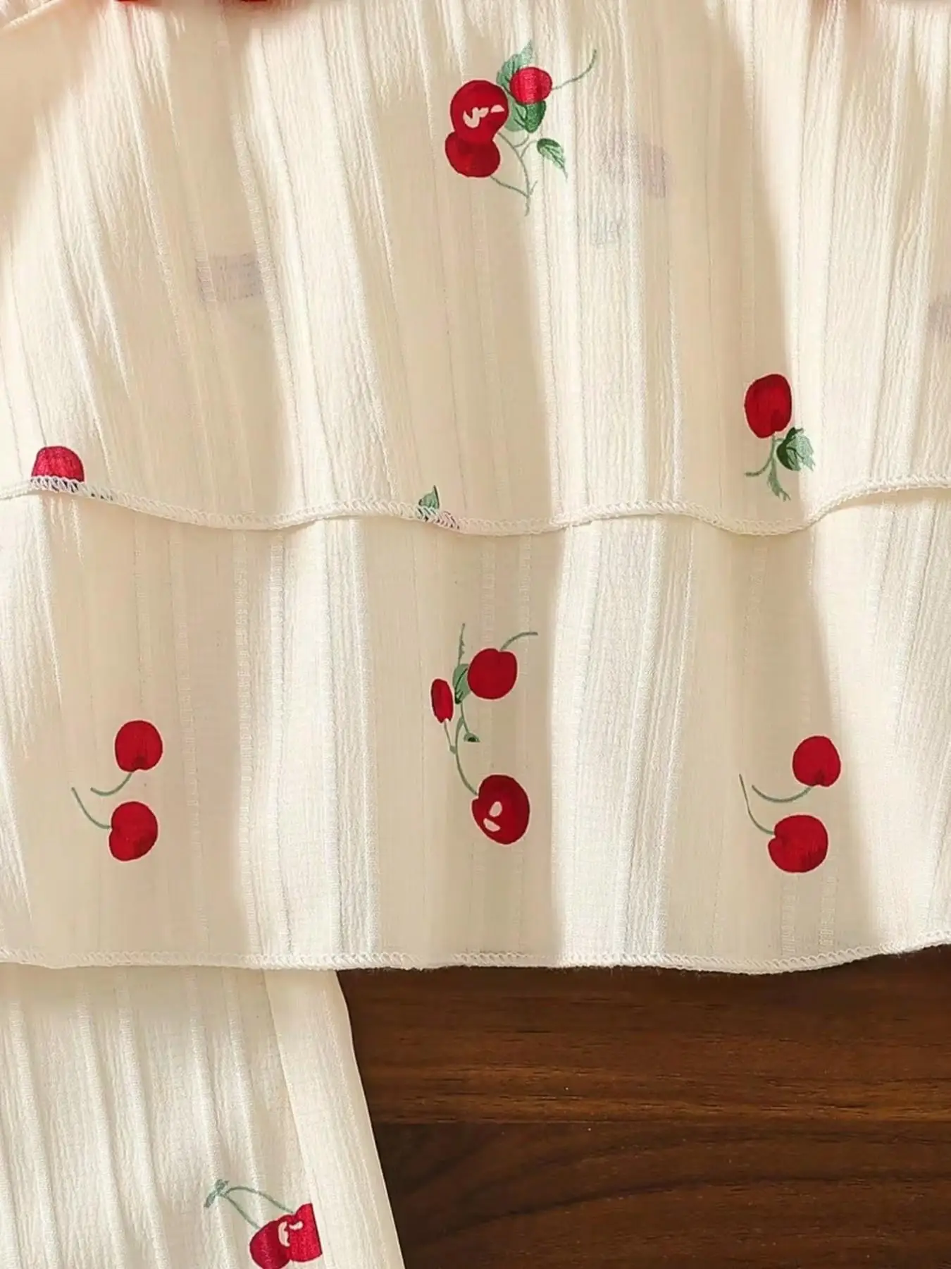 Mädchen Sommer-Set mit cremefarbenem Kirsch-Print, Neckholder-Top, niedliches Blumenmuster, schmale Passform, perfekt für den Alltag, Schule, Familienausflüge, Parkspaziergänge. – Detail 7