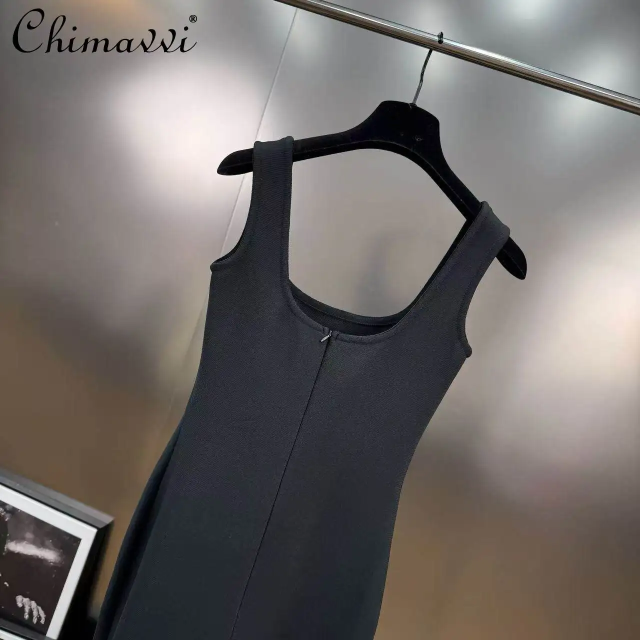 春らしいフレンチスタイルのローネックノースリーブ、カラーブロックパッチワーク、3D立体的な花柄の縁取りが特徴の、スリムでエレガントなパーティードレス。