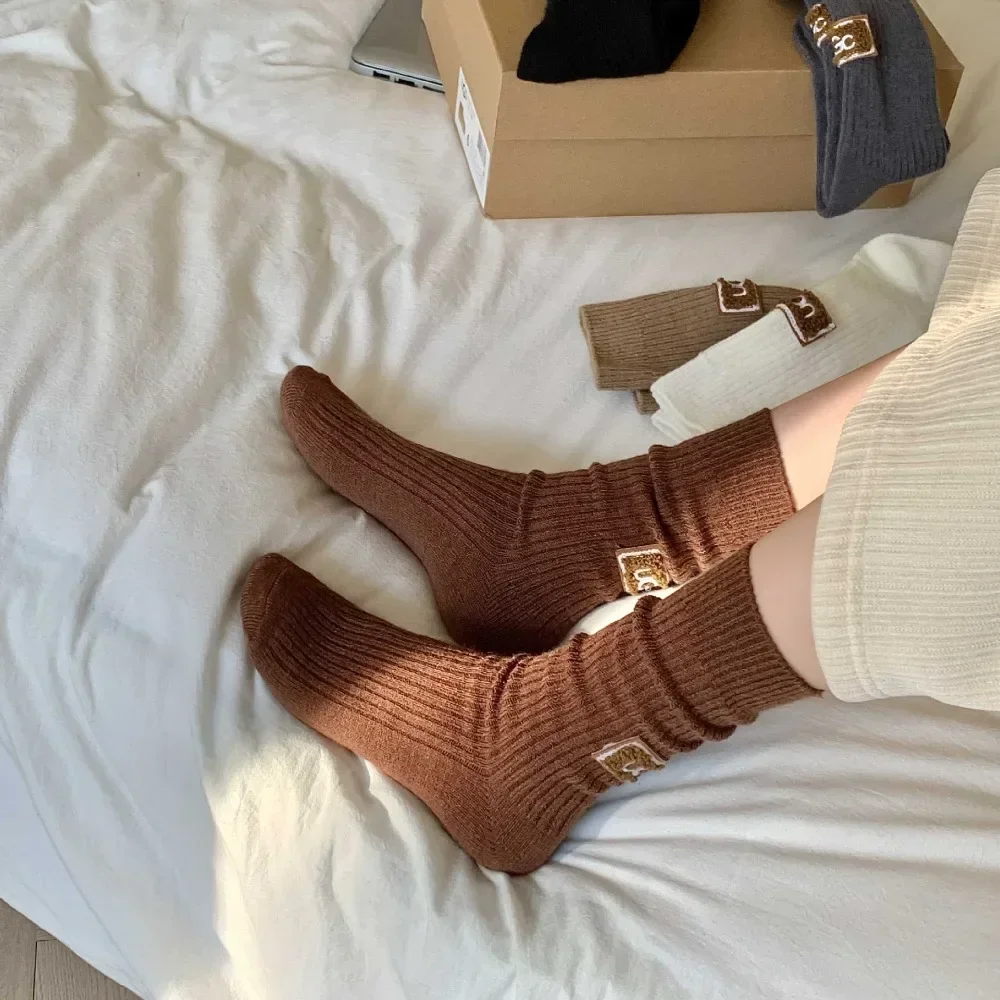 Calcetines de mujer Ins calcetín de tubo medio mantener caliente tejido bota de nieve femenina calcetín talón etiqueta peluda calcetines de mujer invierno nuevo 1/5/10 pares