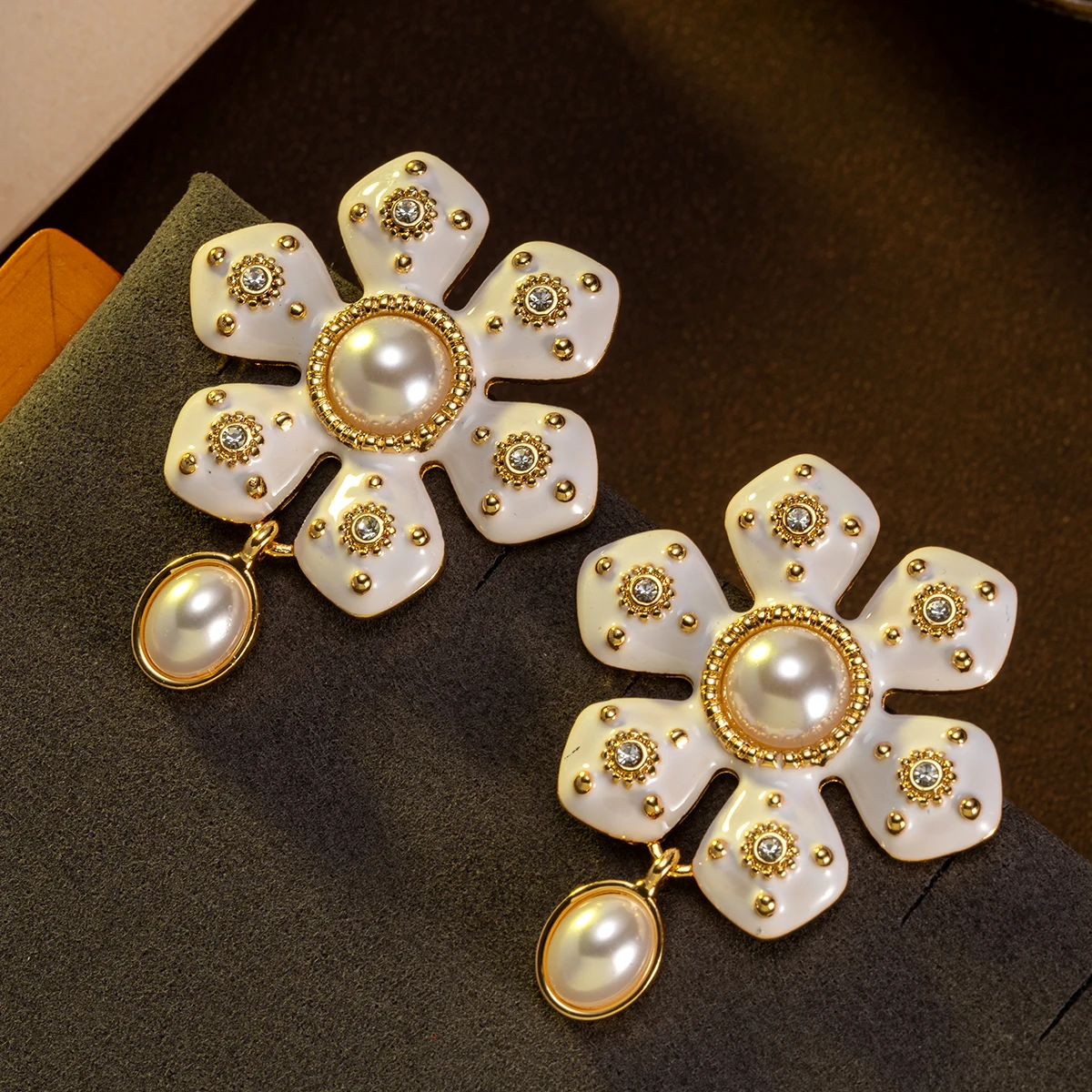 

1 пара винтажных милых и элегантных модных сережек с подвесками в виде снежинок из белого глазурованного жемчуга, подходящих для повседневного ношения женщинами, аксессуаров для танцевальных вечеринок и подарков