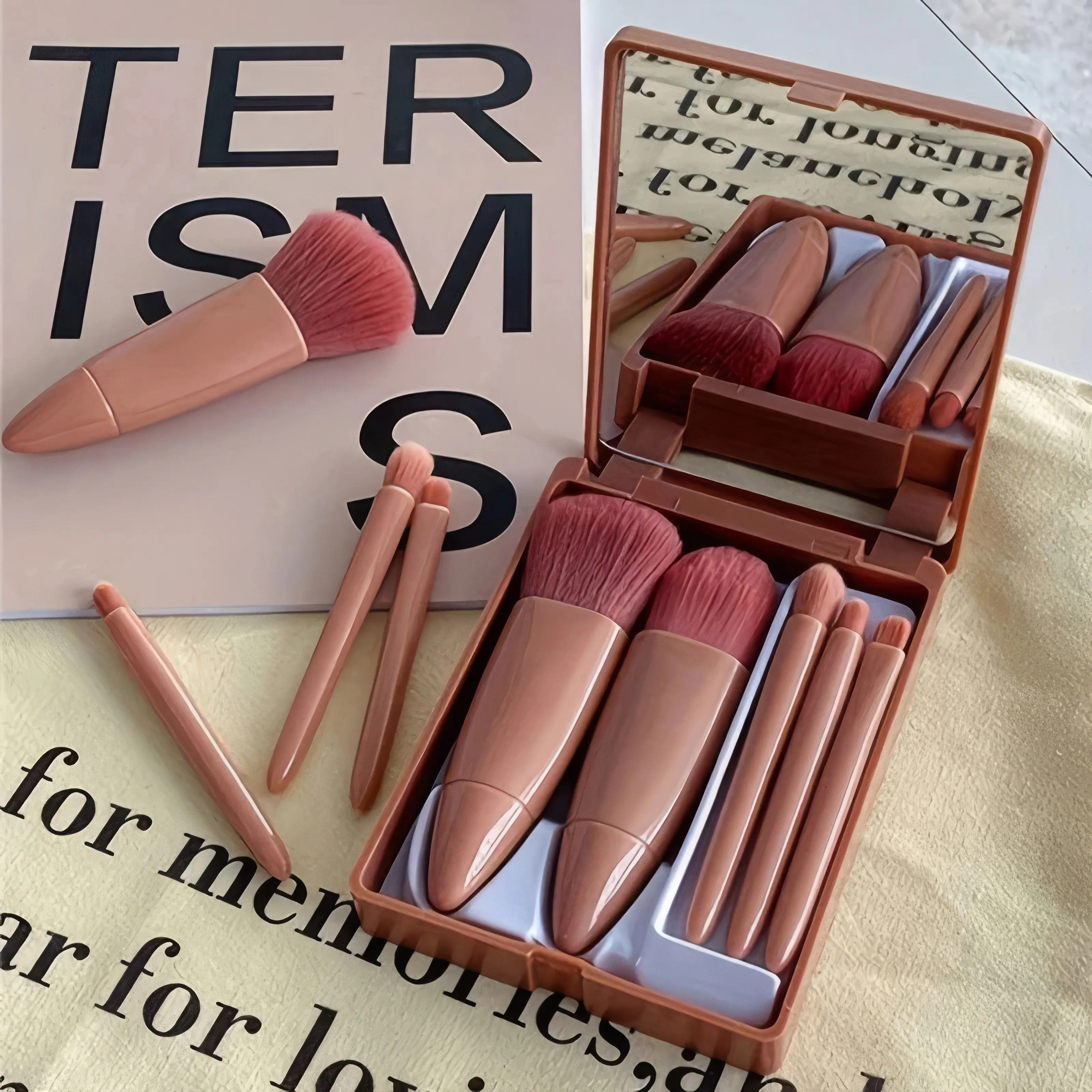 Roze make-upborstelset met spiegelkoffer