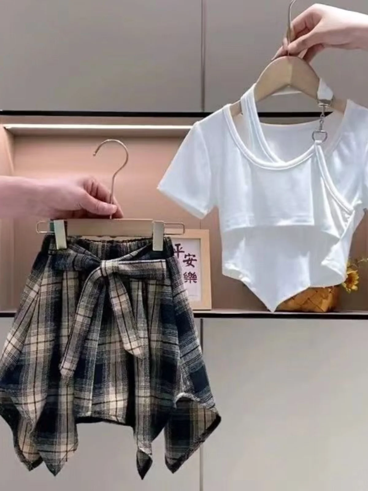 ชุดเซ็ตเสื้อผ้าฤดูร้อนสำหรับสาวๆ ปี 2025 แฟชั่นใหม่ สไตล์เกาหลี กระโปรงขายาว ชุดสองชิ้นสำหรับสาวๆ