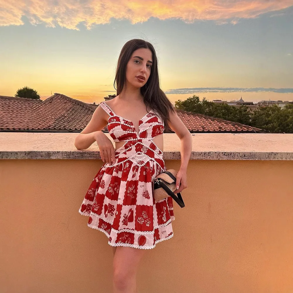 Vestido de verão floral de férias estilo europeu e americano com alças de renda, vestido evasê para um feriado elegante no início da primavera