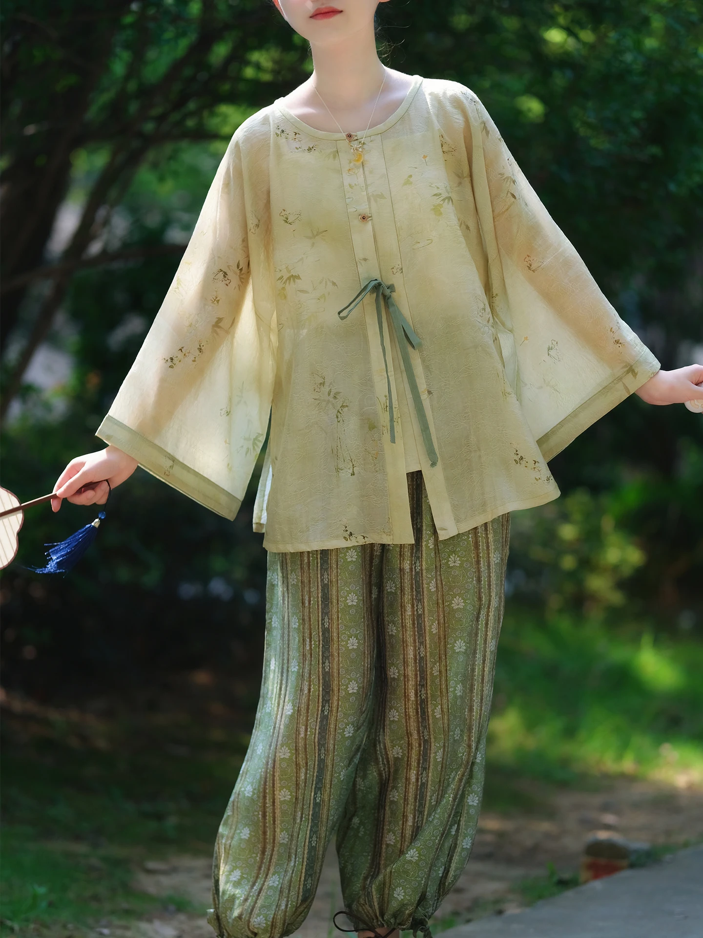 

Оригинальный комплект Hanfu Banhonghe в стиле династии Мин: тонкий топ с короткими рукавами и брюки-фонарики для повседневной носки.