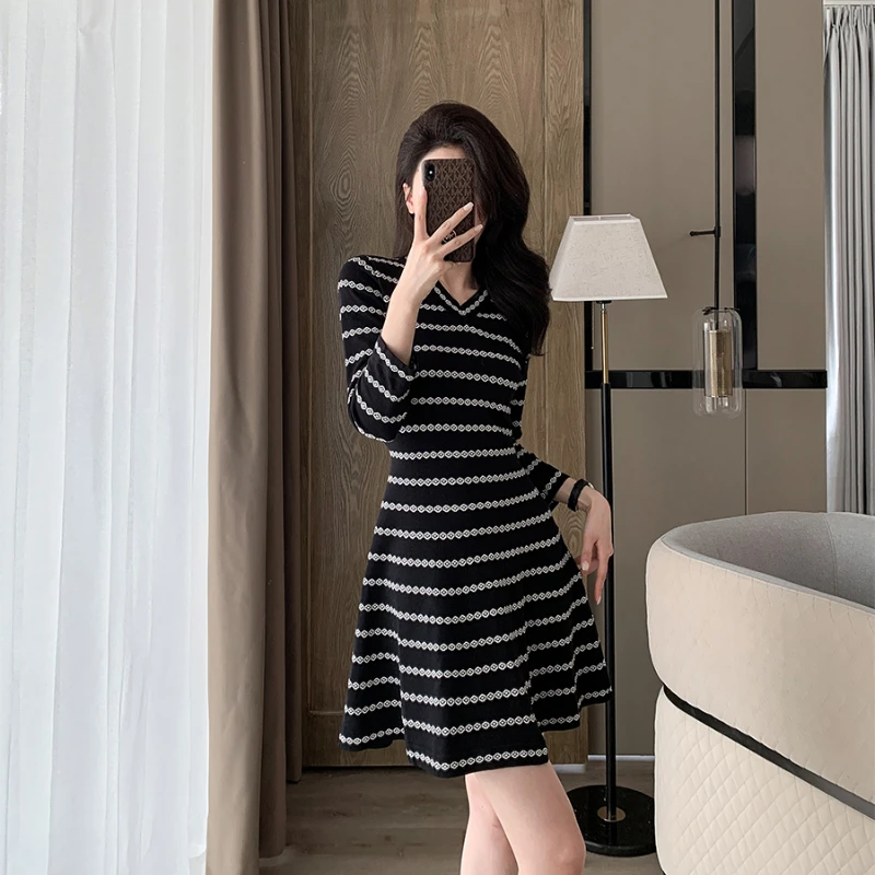 Fashion Women  Jacquard V-neck Straiped Short A-shaped Knitted Sweater Dress