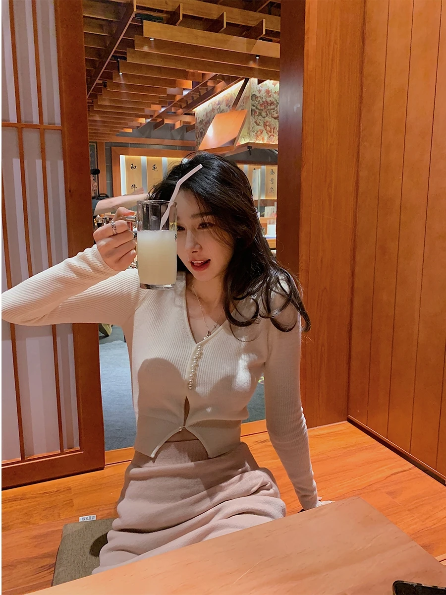 

Сексуальный вязаный свитер белого цвета с V-Ne Long Sve на пуговицах с кожурой живота ACHI, смесь шерсти, полиэстер и акрил, весенняя мода