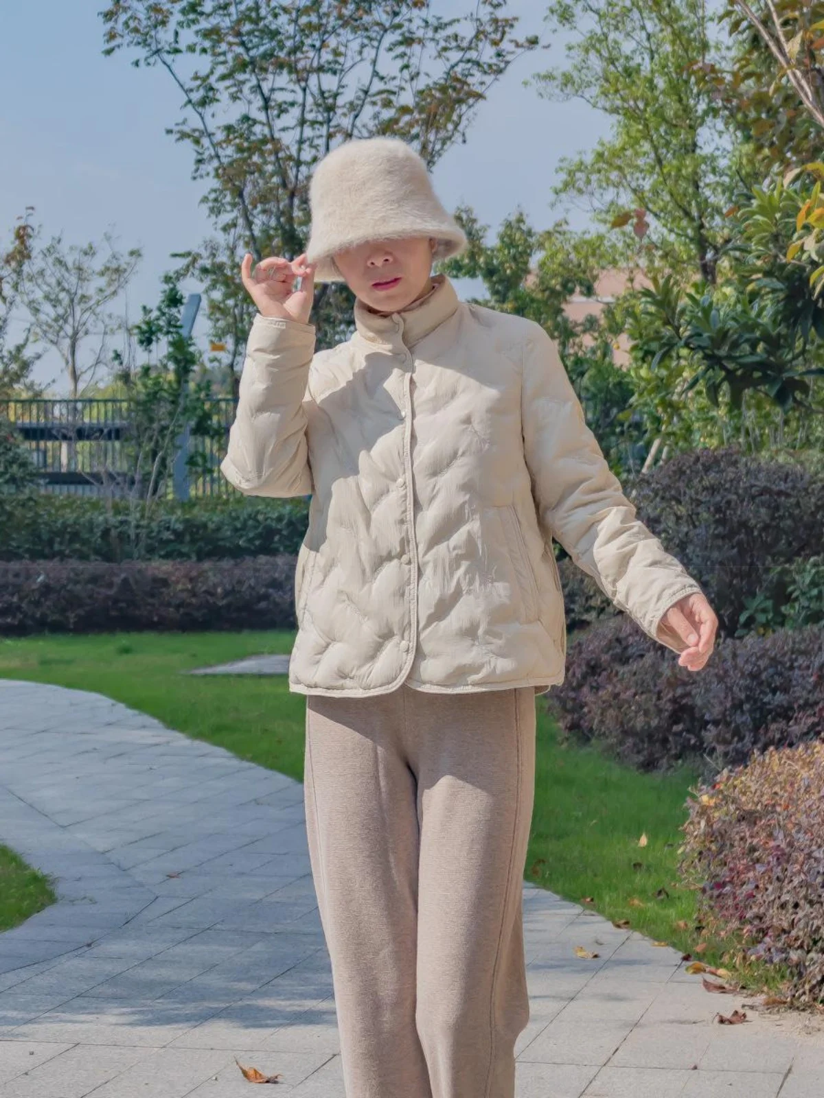 

Легкая женская куртка с вышивкой, утепленная пухом, в художественном повседневном стиле, модное белое пальто с наполнителем из перьев