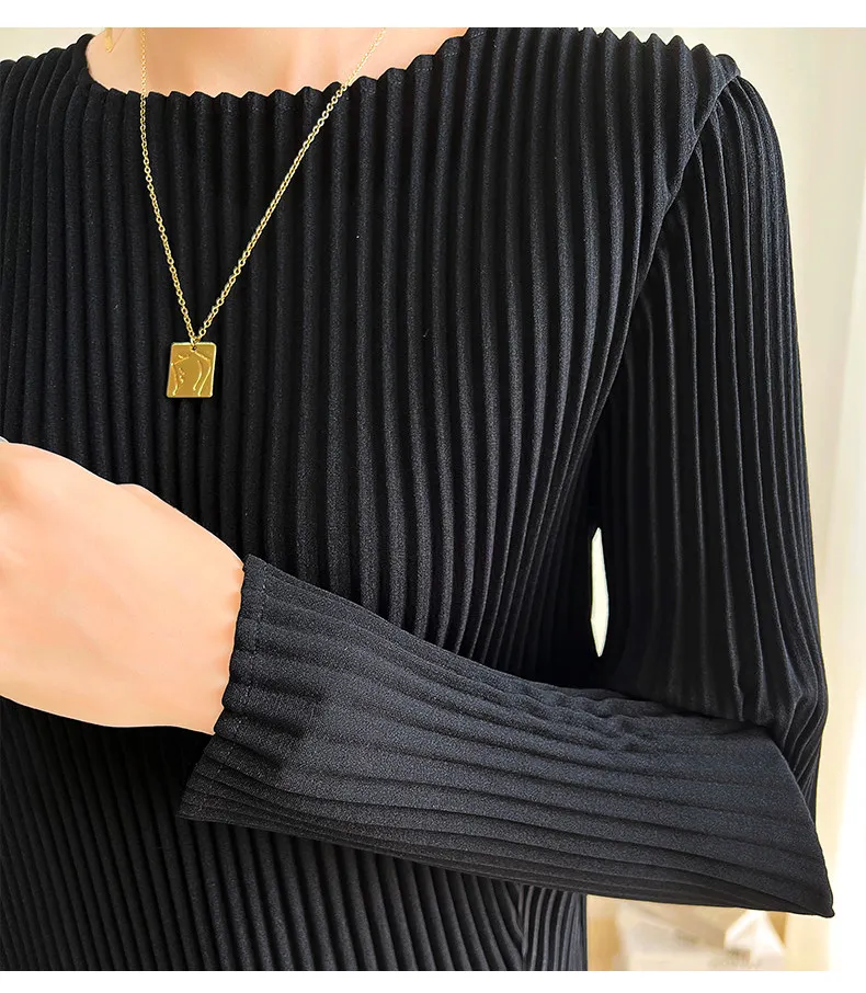 HOT SELLING Fashionable pleated midi style with slit design Long Sleeve Pineapple BLACK Round Neck T-Shirt IN  STOCK