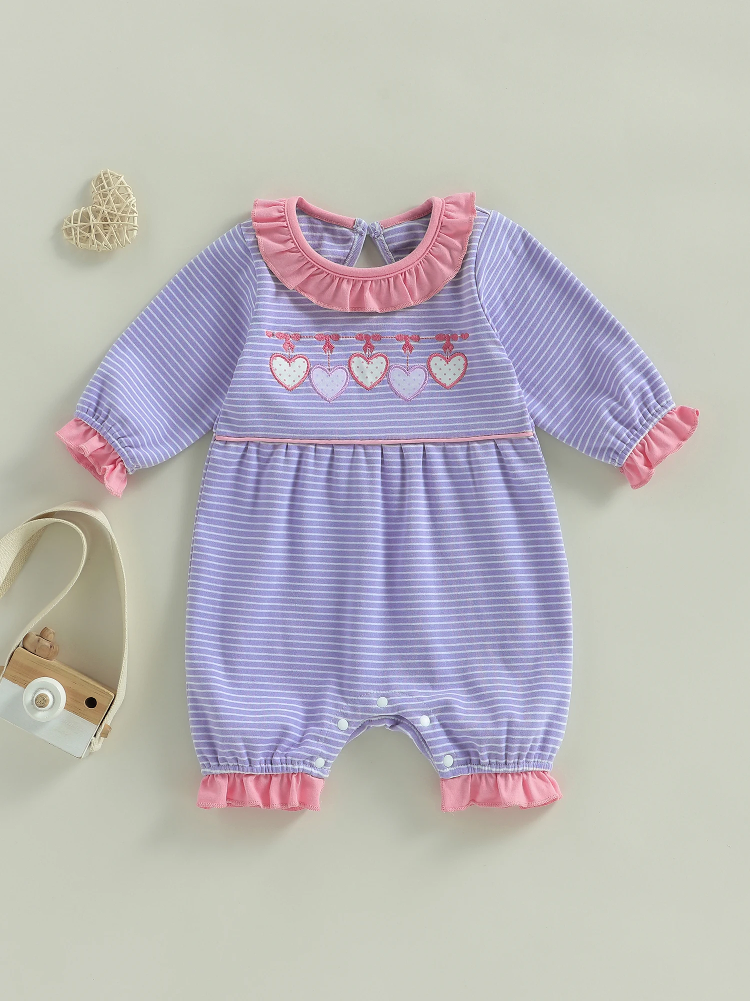 فستان رائع للفتيات الصغيرات بطبعة قلب وردي مع أكمام مكشكشة وتفاصيل فيونكة - ملابس جميلة لعيد الحب #1