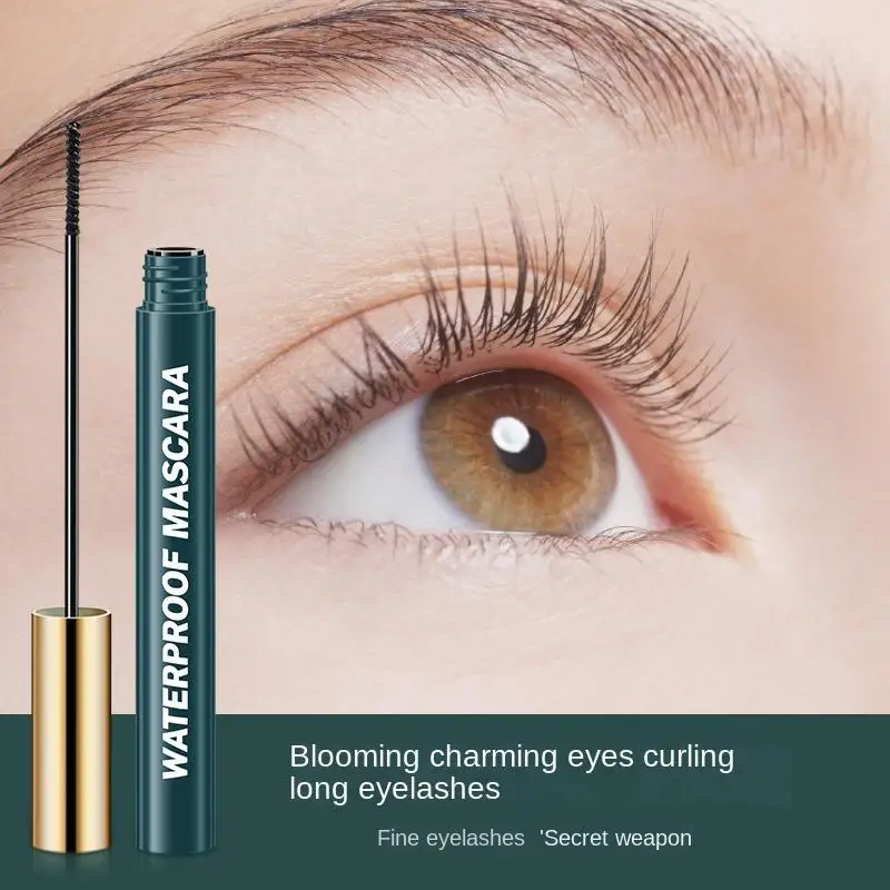 Smudge-proof mascara for a long-lasting, waterproof finish and a natural look