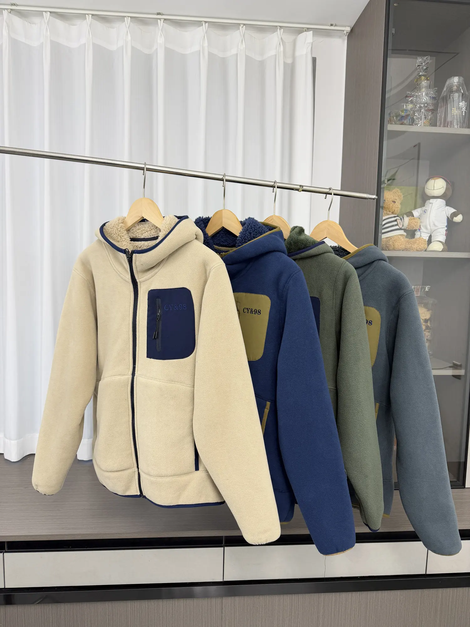 

Мужская модная городская куртка с капюшоном на флисовой подкладке, теплая верхняя одежда, приталенный крой, длинный рукав, на молнии, повседневная куртка