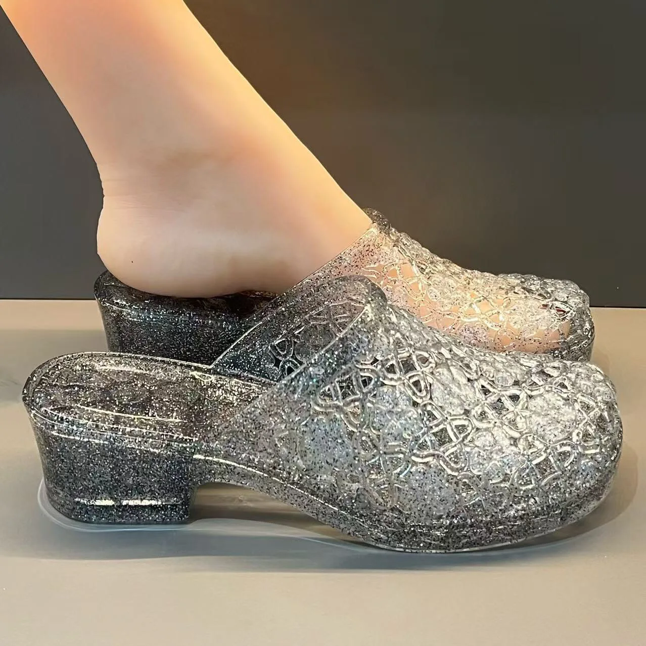 New Sparkling Cut-outs Sandals Women Chunky Heeled Transparent Jelly Shoes 2026 Mom Casual Walking Slippers